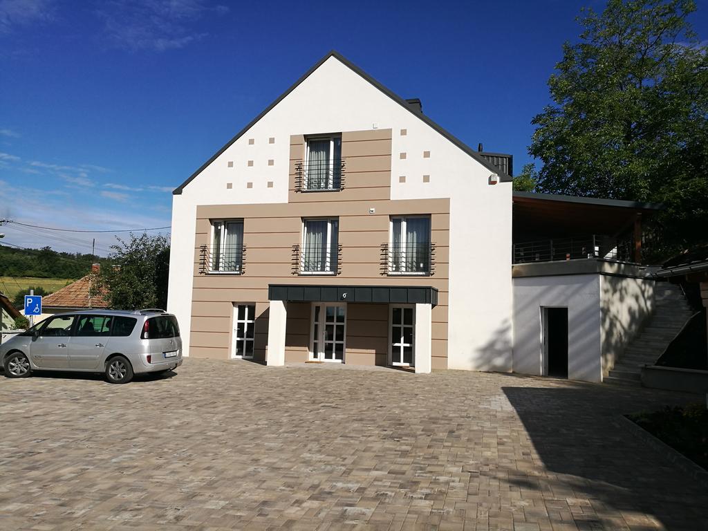 Family Apartman Eplény Exterior foto