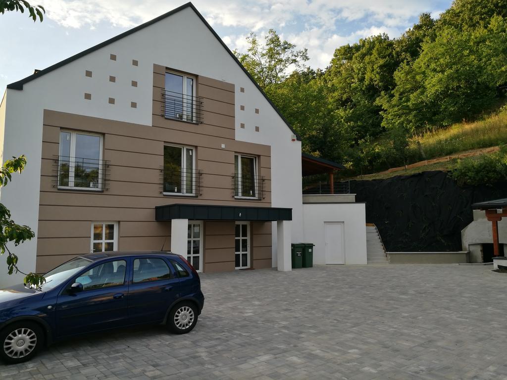 Family Apartman Eplény Exterior foto
